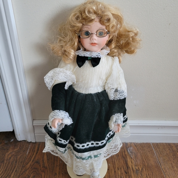 Vintage Musical porcelain doll - Picture 3 of 3